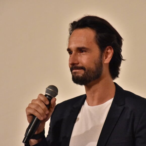 Rodrigo Santoro foi surpreendido por brasileiros au fazer passeio com a filha, Nina, de 2 anos, fruto do seu casamento com Mel Fronckowiak: 'Fui chamado de babá'