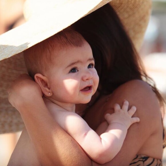 Filha de Sabrina Sato, Zoe rouba a cena em foto com a mãe na praia postada nesta terça-feira, dia 23 de julho de 2019