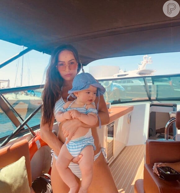 Sabrina Sato posta foto com Zoe no colo em praia nesta terça-feira, dia 23 de julho de 2019