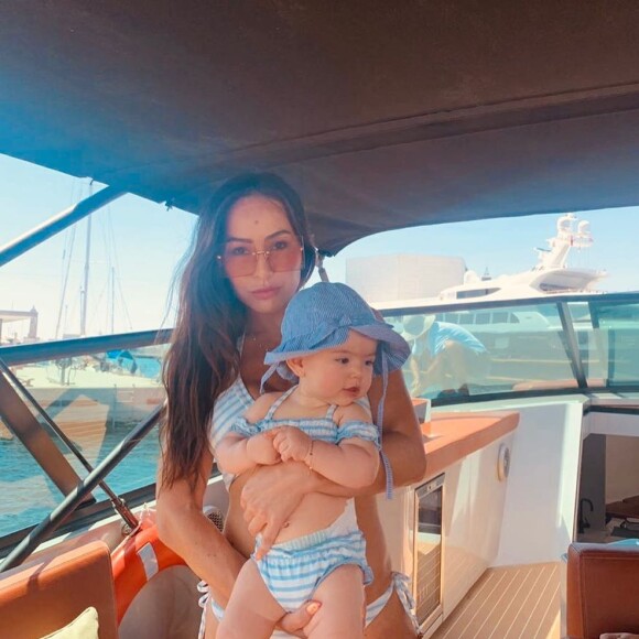 Sabrina Sato posta foto com Zoe no colo em praia nesta terça-feira, dia 23 de julho de 2019