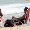 Marcello Melo Jr. namora muito e dá beijos na namorada, Caroline Alves, na praia do Leblon, no Rio de Janeiro