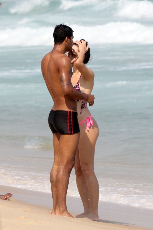 O casal, Marcello Melo Jr. e Caroline Alves, foram flagrados na praia do Leblon, na Zona Sul do Rio