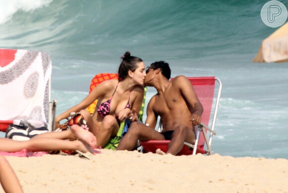 Marcello Melo Jr. namora muito e dá beijos na namorada, Caroline Alves, na praia do Leblon, no Rio de Janeiro, nesta segunda-feira, 13 de outubro de 2014