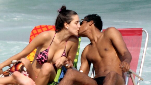 Marcello Melo Jr., do 'Dança dos Famosos', namora muito e troca beijos na praia