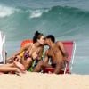 Eles não pouparam nas cenas românticas! Marcello Melo Jr. e a namorada, Caroline Alves, trocam beijos em dia de praia no Rio