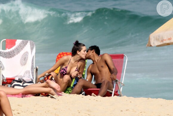 Eles não pouparam nas cenas românticas! Marcello Melo Jr. e a namorada, Caroline Alves, trocam beijos em dia de praia no Rio