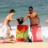 Marcello Melo Jr. namora muito e dá beijos na namorada, Caroline Alves, na praia do Leblon, no Rio de Janeiro
