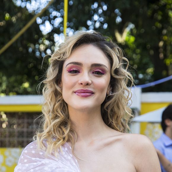 Isabelle Drummond investe em make rosa com delineado colorido para casamento na novela 'Verão 90'