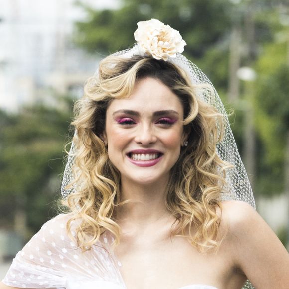 Uma bota trançada até o joelho foi feita exclusivamente para Isabelle Drummond na novela 'Verão 90'