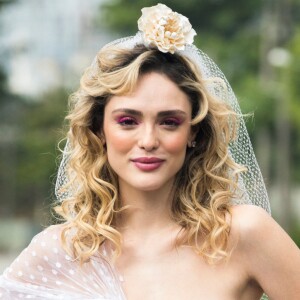 Vestido de casamento da Isabelle Drummond na novela 'Verão 90' foge do romantismo e mira no 'pop'