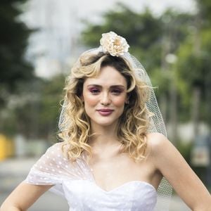 Vestido de casamento de Isabelle Drummond tem ombro só, é curto e aplicação de tule francês com poá