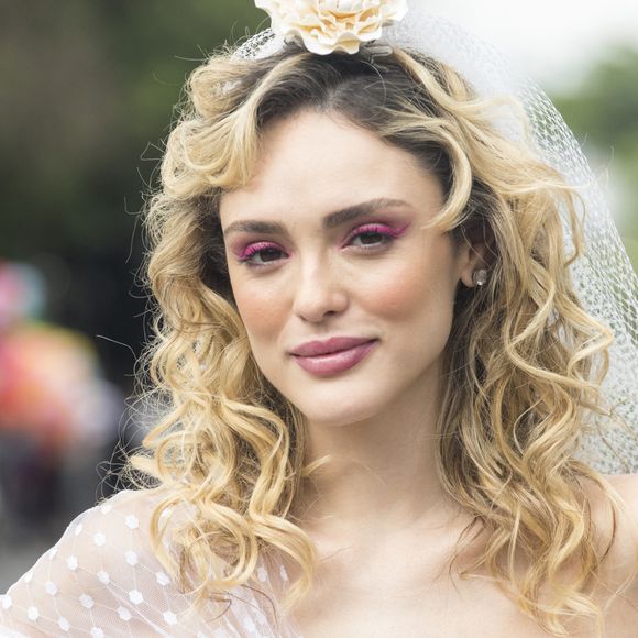 O arranjo de cabeça de Isabelle Drummond na novela 'Verão 90' é inspirado no desfile da Chanel de primavera-verão de 2018