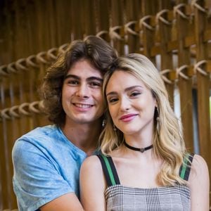 A última cena de Isabelle Drummond e Rafael Vitti na novela 'Verão 90' será deles saindo do casamento com 'Pelados em Santos' tocando ao fundo, uma homenagem ao Mamonas Assassinas