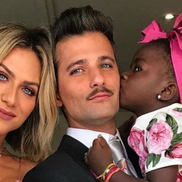 Bruno Gagliasso e Giovanna Ewbank comentaram a adoção de Bless, de 4 anos: 'Tínhamos o desejo de dar um irmão para a Títi e queríamos que tivesse a mesma origem dela'