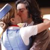 Deborah Secco e Rodrigo Simas trocam beijos na novela das seis da TV Globo