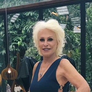 'Meus dias de folga são assim: ficar com as cachorras, cozinhar, passar momentos com os amigos, família...', descreveu Ana Maria Braga