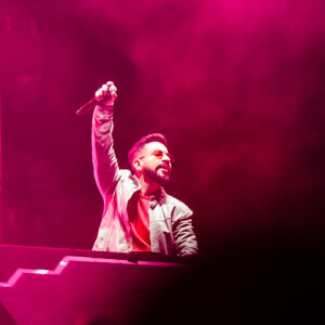 Larissa Manoela e o namorado, Leo Cidade, curtem o 'Baile do Dennis'