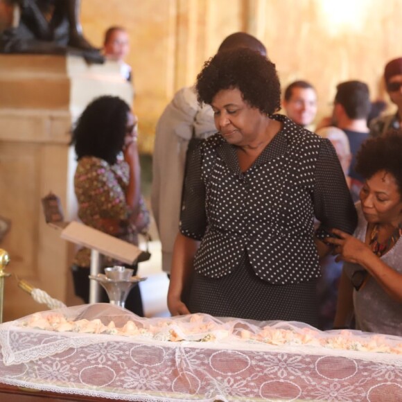 Benedita da Silva se despede de Ruth de Souza em velório realizado no Theatro Municipal do Rio de Janeiro, no Centro, nesta segunda-feira, 29 de julho de 2019