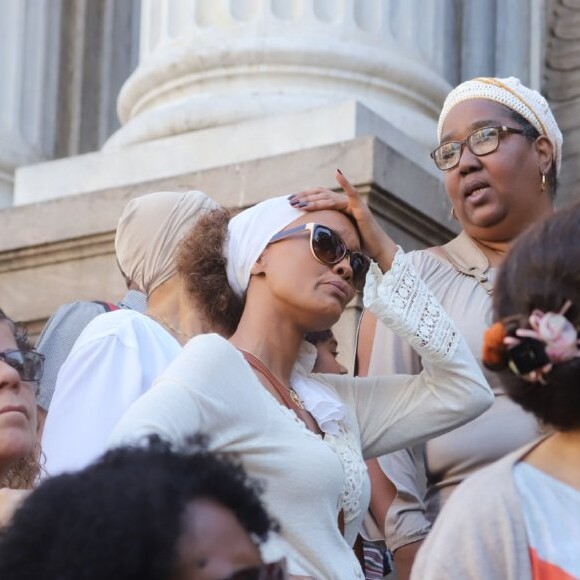 Isabel Fillardis se despede de Ruth de Souza em velório realizado no Theatro Municipal do Rio de Janeiro, no Centro, nesta segunda-feira, 29 de julho de 2019