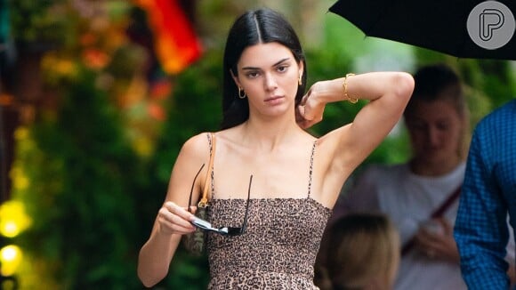 Kendall Jenner é adepta do modelo de bolsa com alça curtinha