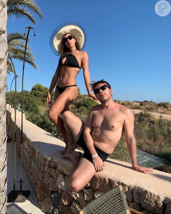 Anitta está curtindo Ibiza na companhia do hairstylist Thiago Fortes