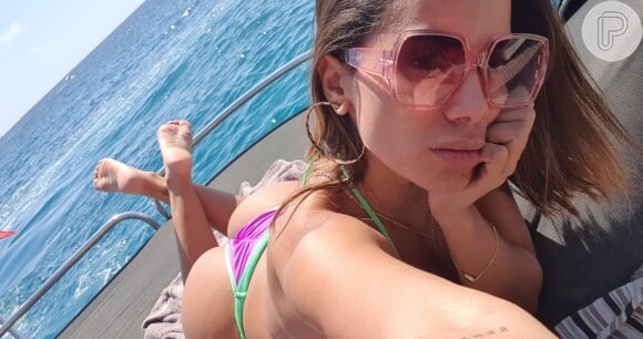 Anitta renova bronzeado em passeio de barco em Ibiza