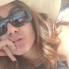 Anitta mostra óculos de sol com pegada retrô em viagem