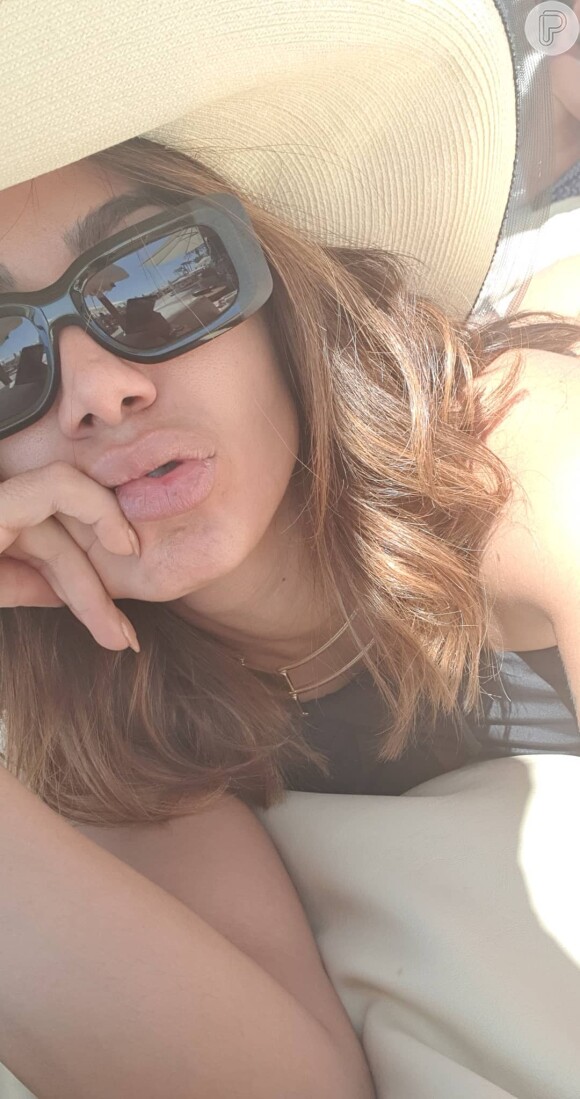 Anitta mostra óculos de sol com pegada retrô em viagem