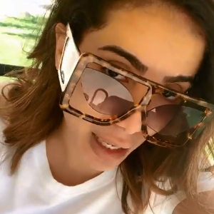 Anitta surpreendeu com máxi óculos de sol da marca italiana GCDSwear em viagem à Ibiza