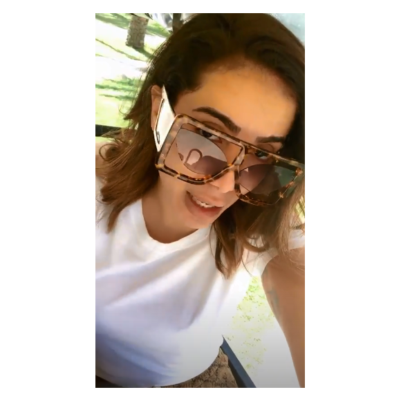 Anitta surpreendeu com máxi óculos de sol da marca italiana GCDSwear em viagem à Ibiza