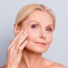 Cremes faciais com ativos como vitamina C, vitamina E, retinol e colágeno são essenciais para a pele seca