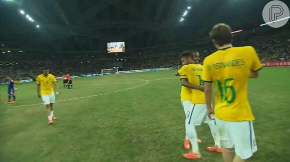 Neymar cumprimenta Robinho no final do jogo do Brasil contra o Japão