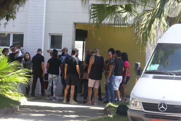 Junior Lima foi cercado por fãs ao desembarcar no Rio de Janeiro