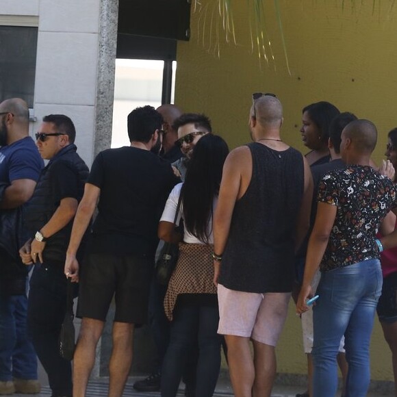 Junior Lima atendeu fãs ao desembarca no Rio, onde canta com a irmã nesta sexta-feira, 2 de agosto de 2019