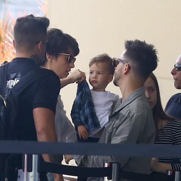 Filho de Junior Lima e Monica Benini, Otto, ganhou agasalho da mãe em chegada a hotel do Rio