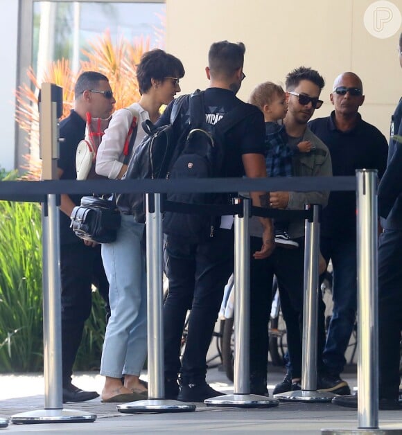 Filho de Junior Lima foi agasalhado pela mãe, Monica Benini, antes de entrar em hotel do Rio, nesta sexta-feira, 2 de agosto de 2019
