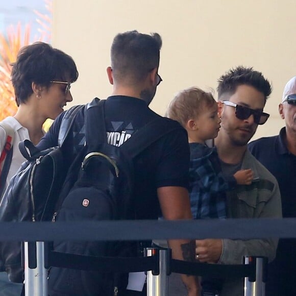 Filho de Junior Lima foi agasalhado pela mãe, Monica Benini, antes de entrar em hotel do Rio, nesta sexta-feira, 2 de agosto de 2019