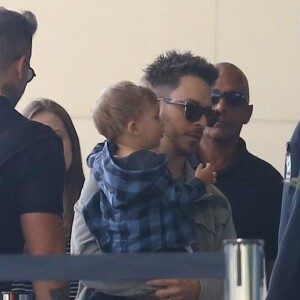 Filho de Junior Lima já mostrou habilidade para a música em ensaio de show do pai