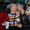 Giovanna Ewbank ganha beijo sanduíche de Bruna Marquezine e Bruno Gagliasso