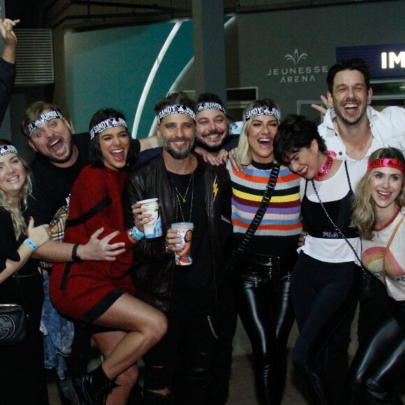 Bruna Marquezine se diverte com amigos ao fazer pose para foto