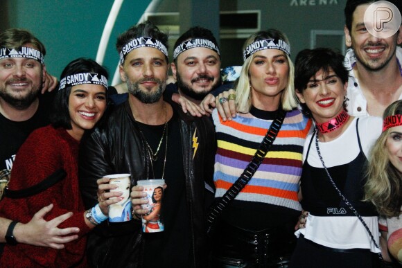 Bruna Marquezine ganha bolo surpresa em comemoração de seus 24 anos em show de Sandy e Júnior, no Jeneusse Arena, na Barra da Tijuca, zona oeste do Rio de Janeiro