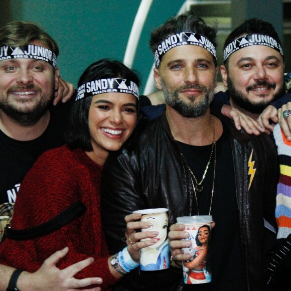 Bruna Marquezine ganha bolo surpresa em comemoração de seus 24 anos em show de Sandy e Júnior, no Jeneusse Arena, na Barra da Tijuca, zona oeste do Rio de Janeiro