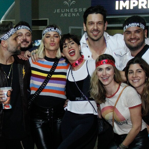João Vicente de Castro e Fernanda Paes Leme também curtiram comemoração dos 24 anos de Bruna Marquezine em show de Sandy e Júnior