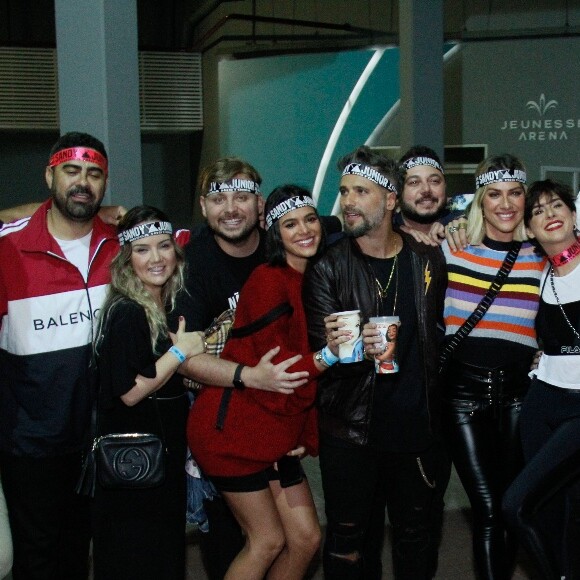 Bruna Marquezine apostou em look moderno e descolado para show de Sandy e Júnior