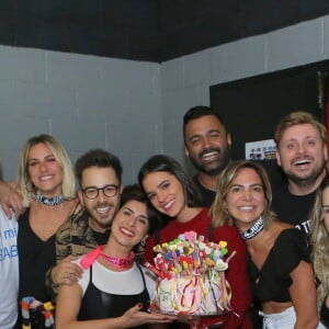 Com bolo em mãos, Bruna Marquezine se reúne com amigos para foto de aniversário