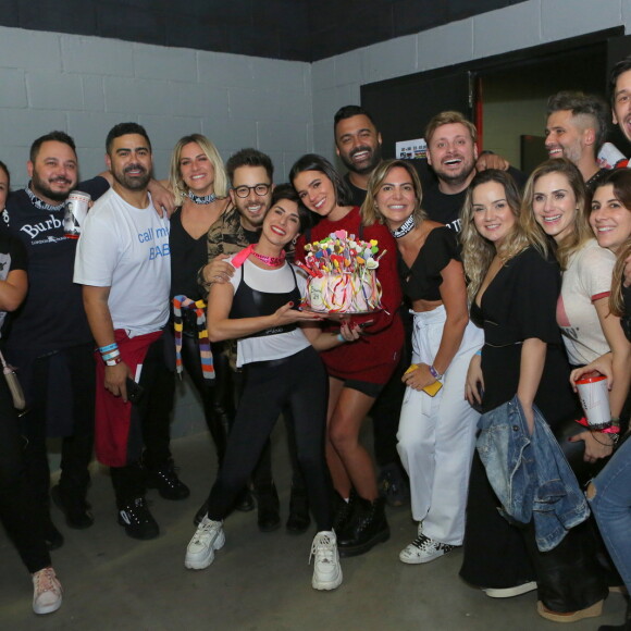 Com bolo em mãos, Bruna Marquezine se reúne com amigos para foto de aniversário