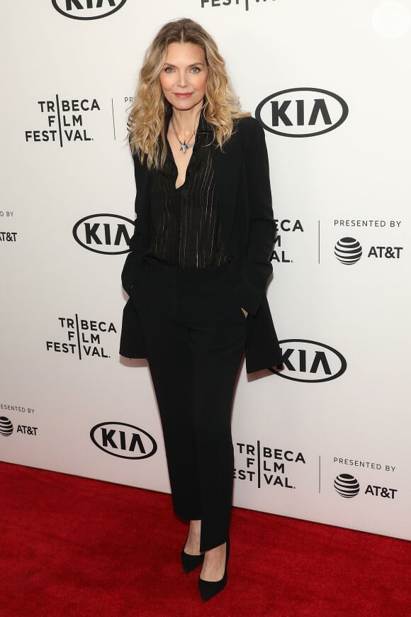 Look de rica: repare como não precisa de quase nada para deixar o terno preto com scarpins ultraelegantes, Michelle Pfeiffer