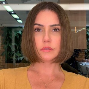 Deborah Secco retoca mega-hair no salão Roger & Sandro, localizado no Recreio dos Bandeirantes, zona oeste do Rio de Janeiro