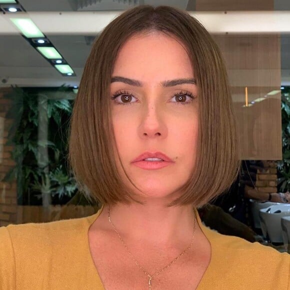 Deborah Secco retoca mega-hair no salão Roger & Sandro, localizado no Recreio dos Bandeirantes, zona oeste do Rio de Janeiro