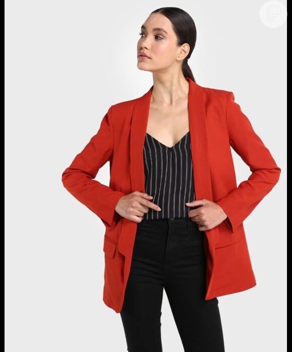 O blazer vermelho alaranjado tipo smoking da Riachuelo custa R$ 199,90